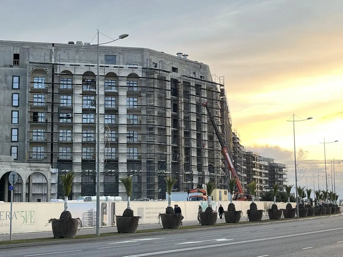 Премиум-комплекс апартаментов на берегу Чёрного моря в Сочи, облицованный гибкой керамикой